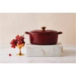 Cocotte en Fonte Ovale 29 cm Garnet Bouton Doré Le Creuset Signature