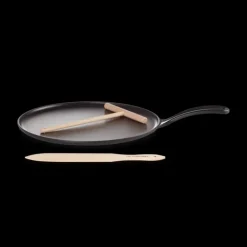 Crêpière en Fonte 27 cm Noir Mat avec Spatule & Râteau Le Creuset