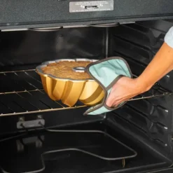 Moule à Gâteau Bundt Torsadé Gold Nordic Ware