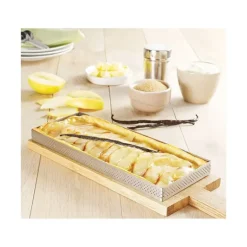 Rectangle perforé 28 x 11 cm de L'école Valrhona par De Buyer